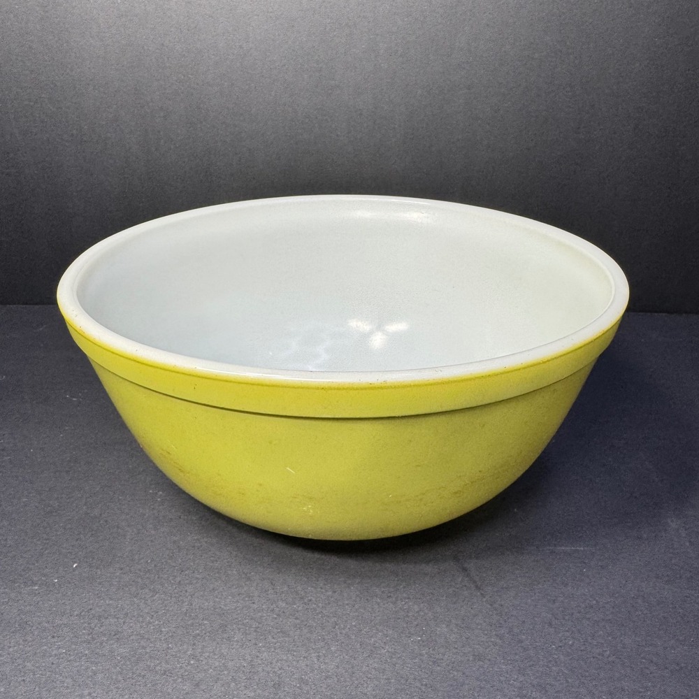 Vintage Pyrex #403 "Verde" Green Chartreuse 2.5 Quart Mixing Bowl Opal Glass USA